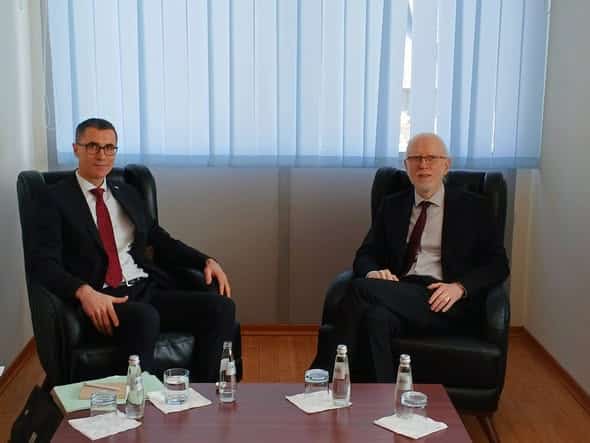 Ministri i Digjitalizimit dhe Administratës Publike, Lulëzon Jagxhiu, priti në takim Shefin e Bashkëpunimit në Ambasadën e Gjermanisë në Kosovë, z. Daniel Alker, dhe Drejtorin për Kosovë të Agjencisë Gjermane për Bashkëpunim dhe Zhvillim (GIZ), z. David Oberhuber, me bashkëpunëtorë.