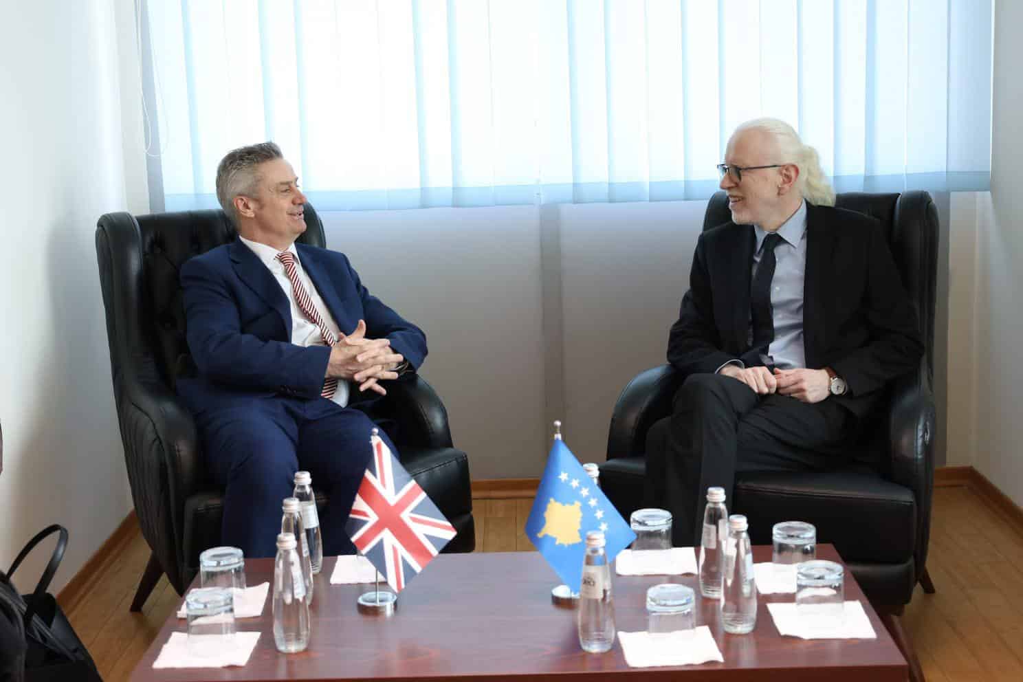 Ministri i Digjitalizimit dhe Administratës Publike, Lulëzon Jagxhiu, priti në takim Ambasadorin e Mbretërisë së Bashkuar në Kosovë, Jonathan Hargreaves.