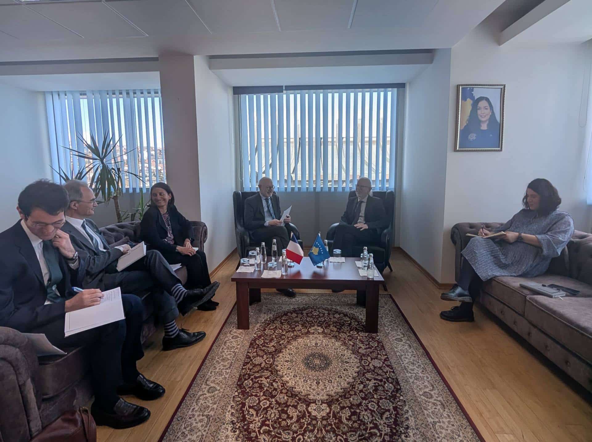Sot, Ministri i Ministrisë së Digjitalizimit dhe Administratës Publike, Lulëzon Jagxhiu, priti në takim Ambasadorin e Francës në Kosovë, Olivier Guérot.